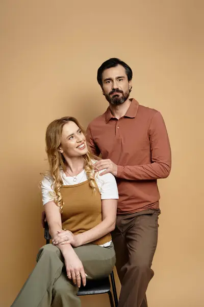 A couple shares a joyful moment, showcasing their connection in a stylish studio atmosphere. — Stock Photo