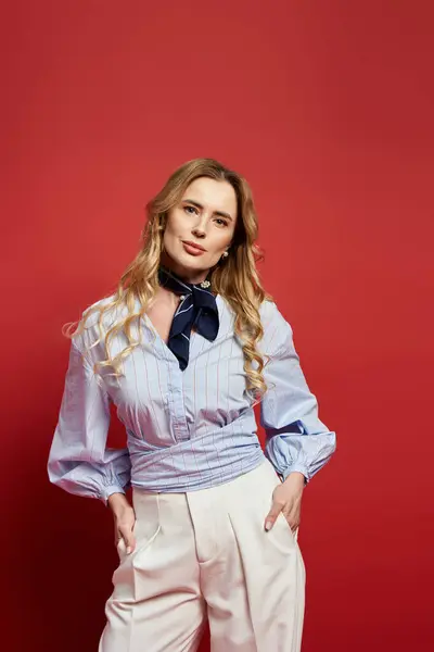 Впевнена жінка середнього віку демонструє своє модне вбрання з елегантністю і зірочкою. — Stock Photo