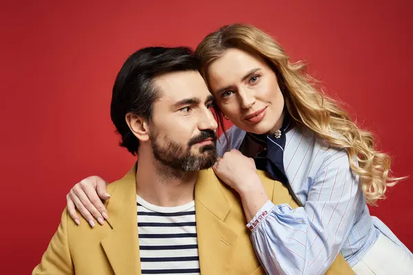 Two people share a light hearted moment, exuding warmth and connection with a vibrant background. — Stock Photo