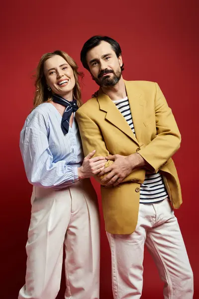 A cheerful couple embraces each other while showcasing their trendy outfits and joyful expressions. — Stock Photo