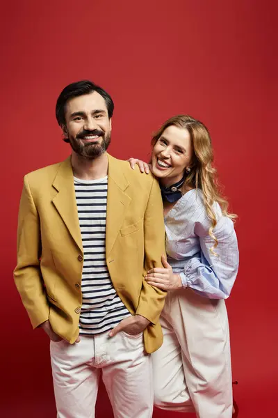 A cheerful couple dressed in fashionable attire enjoys each others company with smiles. — Stock Photo