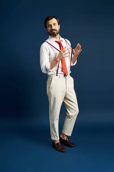 The man gestures expressively while showcasing a unique fashion choice with suspenders. — Stock Photo