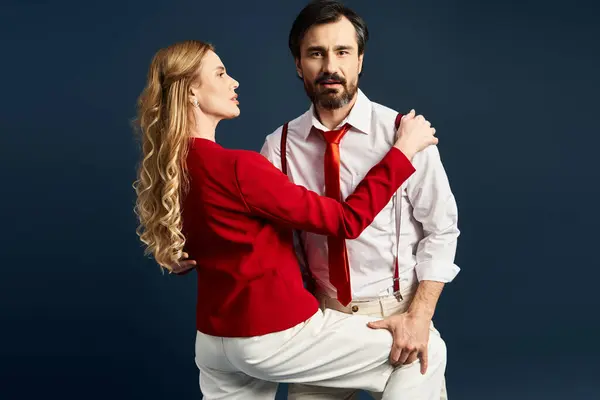 Um casal de meia-idade confiante compartilha um momento lúdico em uma pose de dança cheia de charme. — Fotografia de Stock