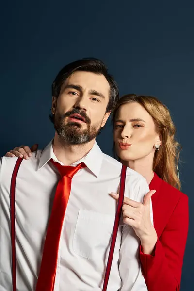 A couple poses playfully, showcasing their vibrant style and chemistry in a cozy atmosphere. — Stock Photo