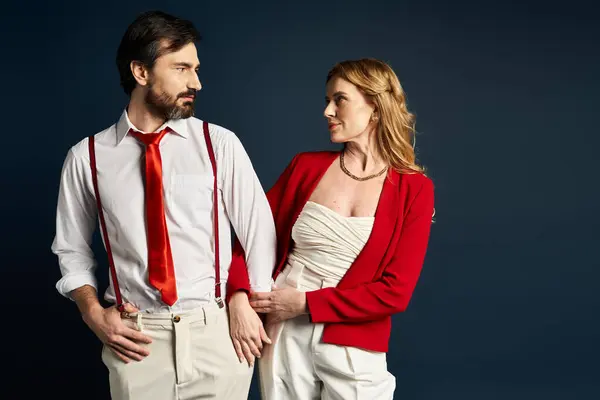 Ein Paar mittleren Alters geht eine spielerische und intime Interaktion ein und zeigt seine Verbindung. — Stockfoto