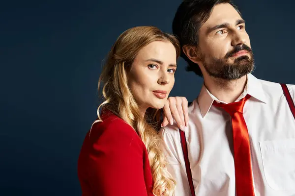 Un couple d'âge moyen se tient près, mettant en valeur l'élégance et le charme en tenue formelle. — Photo de stock