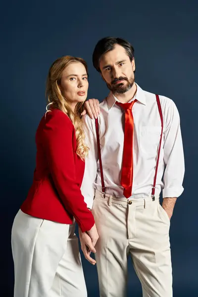 Um casal de meia-idade mostra seu senso de moda com expressões marcantes em um estúdio. — Fotografia de Stock