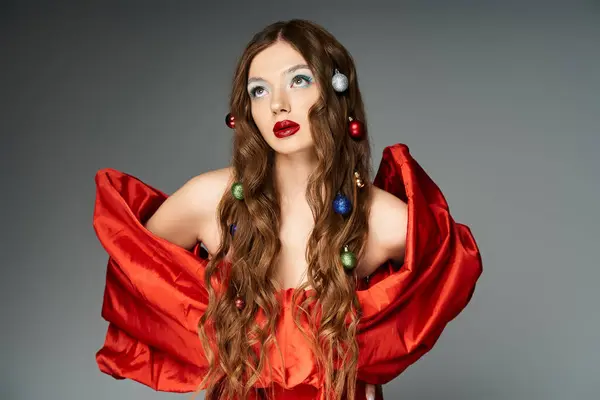 Esta hermosa joven muestra su estilo creativo con adornos navideños en su cabello. - foto de stock