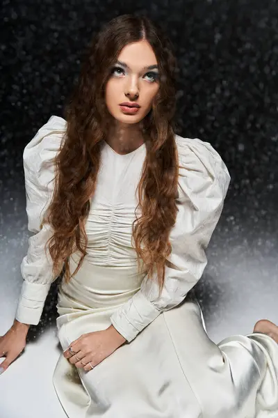 A jovem com cabelo comprido mostra elegância em uma roupa lindamente estilizada enquanto posando. — Fotografia de Stock