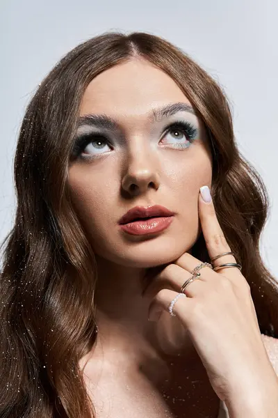 A young woman gazes thoughtfully upward while highlighting her striking features and emotions. — Stock Photo