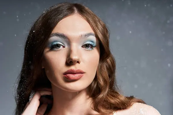 Eine junge Frau posiert anmutig und präsentiert ihre faszinierenden Gesichtszüge und ihr winterliches Make-up. — Stockfoto