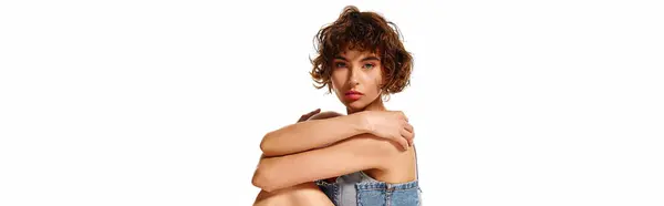 Une jeune femme s'assoit les bras autour des genoux, montrant vulnérabilité et émotion. — Photo de stock