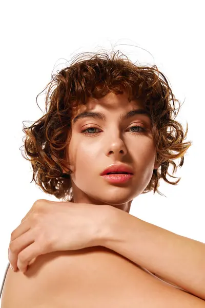 Une jeune femme aux cheveux bouclés s'embrasse, mettant en valeur sa profondeur émotionnelle et sa beauté. — Photo de stock
