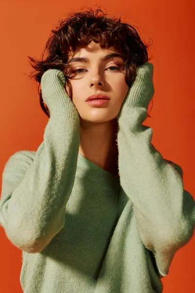 A young woman with curly hair expresses deep emotions while showcasing her style and beauty. — Stock Photo