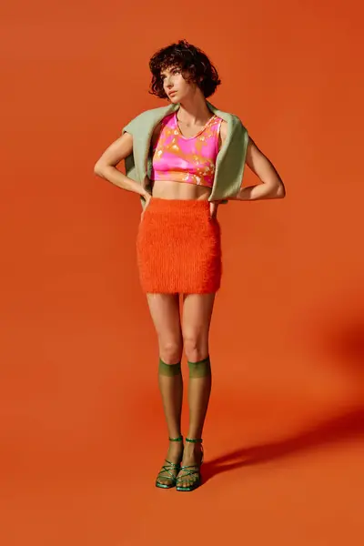 The young woman displays a powerful pose, showcasing her unique fashion style and confidence. — Stock Photo