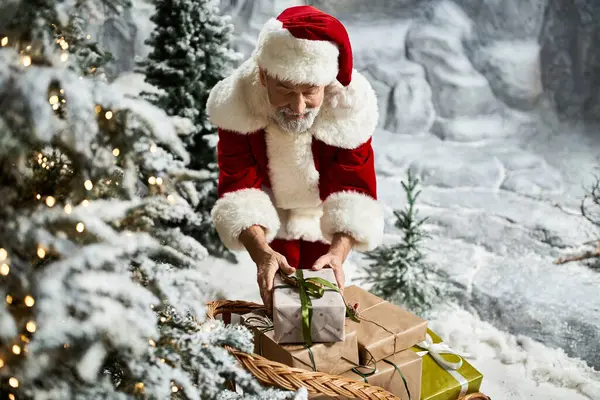 Un gioioso Babbo Natale organizza regali splendidamente avvolti accanto a un albero di Natale scintillante. — Foto stock