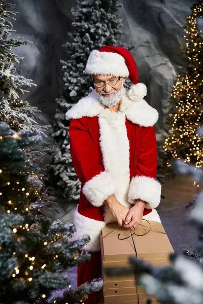 Les paquets du Père Noël se présentent au milieu des lumières scintillantes et des conifères enneigés au temps de Noël. — Photo de stock