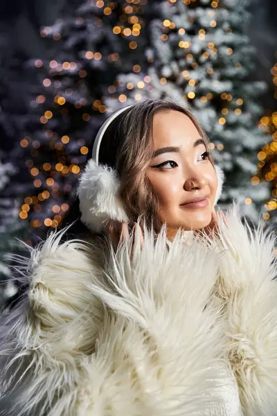 Uma jovem mulher em roupas aconchegantes de inverno desfruta do espírito de Natal em um pano de fundo festivo. — Fotografia de Stock