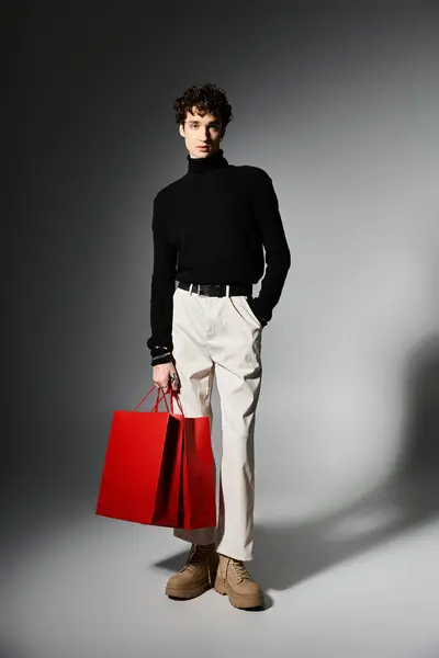 Um jovem elegante com cabelo encaracolado orgulhosamente detém vibrantes sacos de compras durante as vendas Black Friday. — Fotografia de Stock