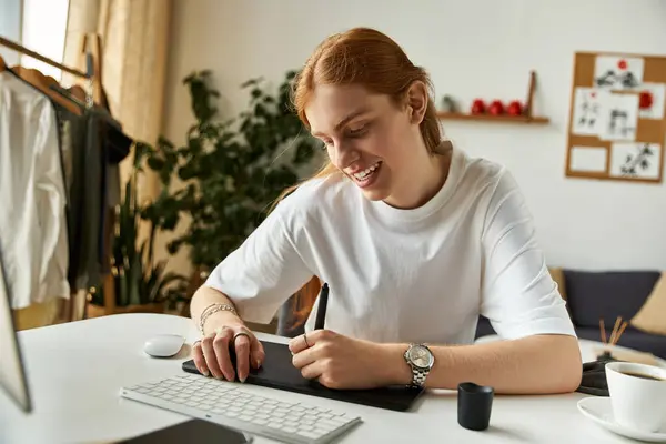 El joven se centra intensamente en su tableta digital, ilustrando diseños creativos. - foto de stock