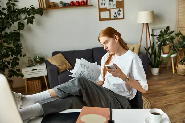 Concentrating on sketches, the young man balances creativity and relaxation at home. — Stock Photo