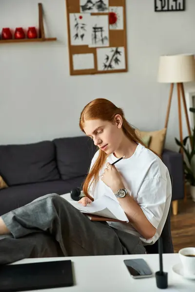 Um jovem contempla profundamente enquanto rodeado por um ambiente interior acolhedor e elegante. — Fotografia de Stock