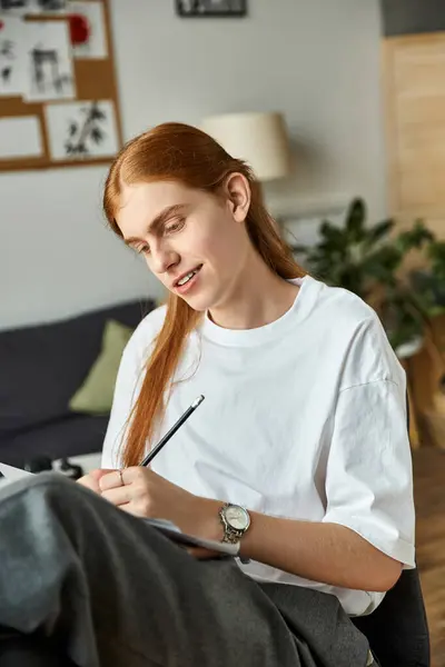 Un joven disfruta dibujando en un ambiente relajado, expresando su visión artística. - foto de stock
