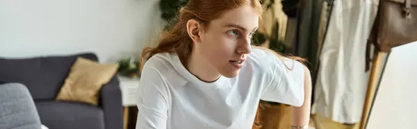 Un joven cultiva nuevas ideas en un espacio interior creativo y acogedor. - foto de stock