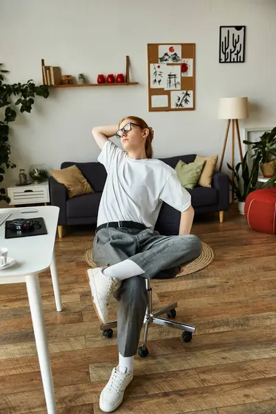 Un joven descansa casualmente en un espacio cálido y acogedor, que encarna la relajación y el confort. — Stock Photo