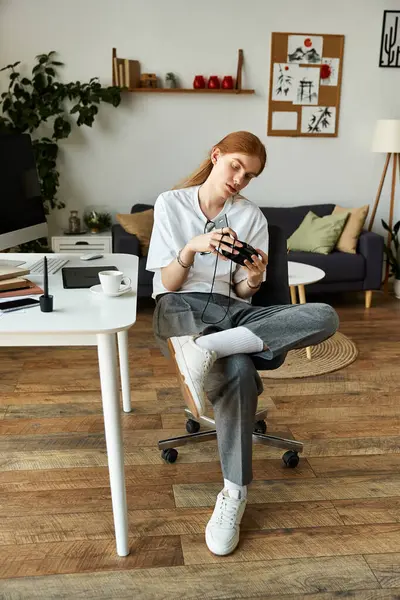 Un giovane uomo si rilassa in uno spazio moderno, giocando intensamente con il suo controller di gioco. — Foto stock