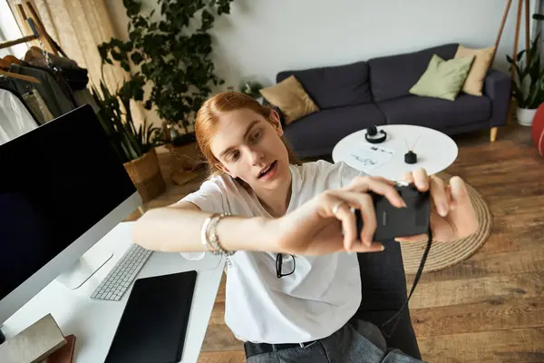 Ein junger Mann fängt einen lustigen Moment in seinem stilvollen und lebendigen Arbeitsbereich zu Hause ein. — Stockfoto