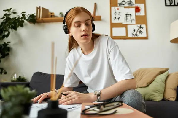 Um jovem se concentra em seu projeto artístico, enquanto cercado por uma decoração confortável. — Fotografia de Stock