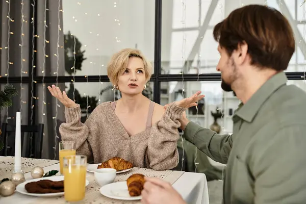 A couple shares a warm breakfast at home, filled with smiles and lively conversation. — Stock Photo