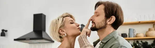 Una coppia amorevole gode di una dolce e giocosa interazione nella loro calda e invitante casa. — Foto stock