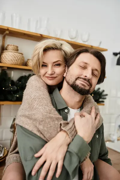 A loving couple shares a tender embrace, radiating happiness and warmth in their home. — Stock Photo