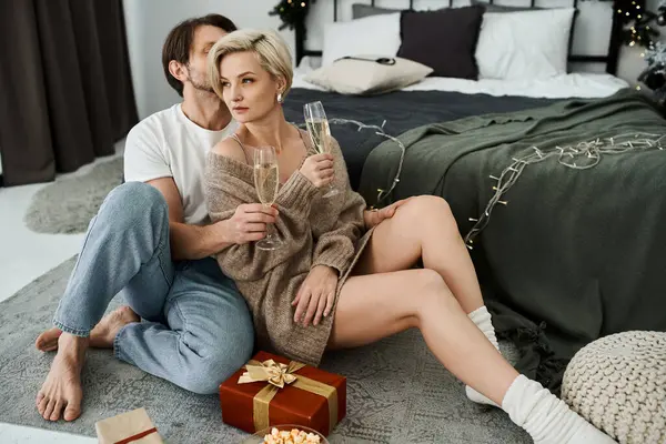 Un couple aimant chérit une soirée intime, griller au champagne tout en se relaxant à la maison. — Photo de stock