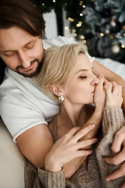 A couple embraces warmly while enjoying a quiet evening, surrounded by comfort and love. — Stock Photo