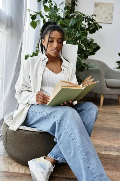 A young woman engages in remote study, absorbing knowledge while sitting amidst greenery. — Stock Photo