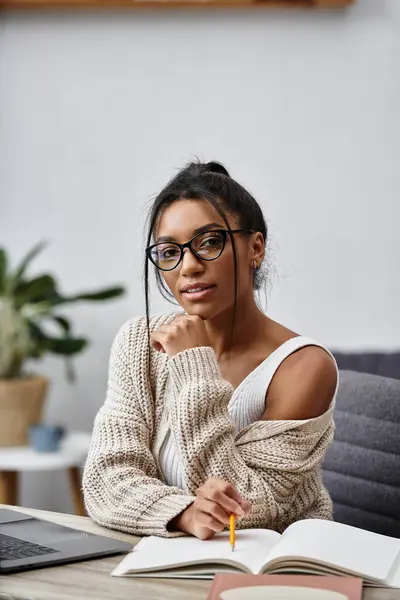 Eine junge Frau in bequemer Kleidung studiert intensiv von zu Hause aus, umgeben von viel Grün. — Stockfoto