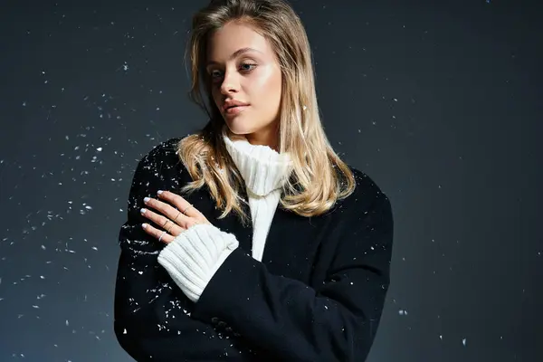 Una bella giovane donna abbraccia l'atmosfera innevata mentre mette in mostra un vestito invernale alla moda. — Foto stock