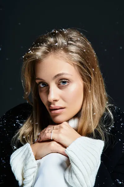 This captivating winter portrait features a woman embracing snowflakes while posing warmly. — Stock Photo