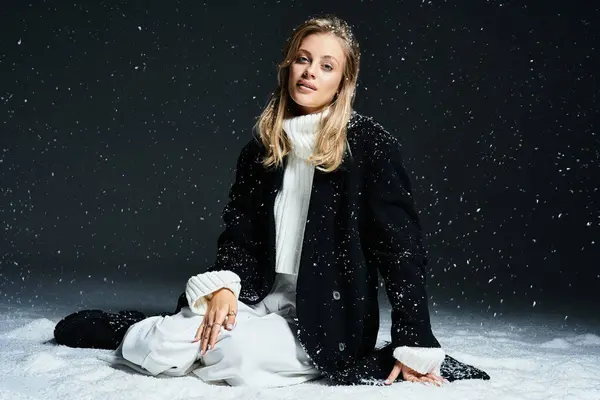 A beautiful woman in stylish winter attire enjoys the snowy ambiance in a calm atmosphere. — Stock Photo