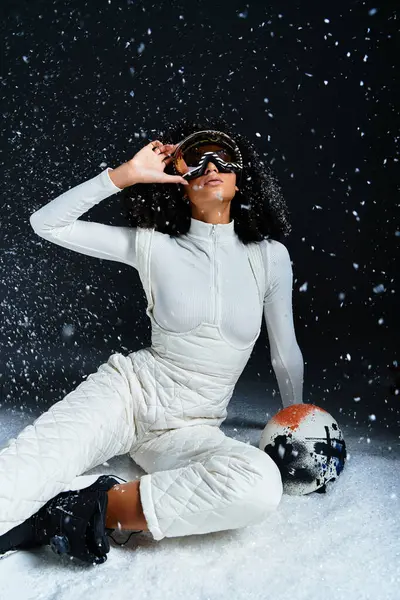 A beautiful brunette woman dons a chic ski suit while embracing winter fashion with flair. — Stock Photo