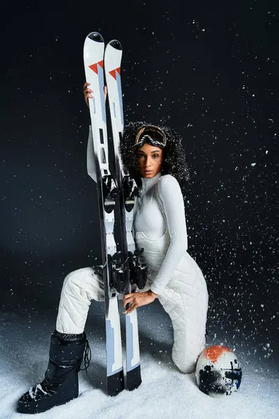 Une superbe brune à la mode hivernale met en valeur un costume de ski, exsudant élégance dans une atmosphère enneigée. — Photo de stock