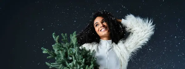 A fashionable African American woman enjoys winter, showcasing her style with a faux fur jacket and ski suit. — Stock Photo