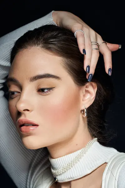 Uno splendido primo piano di una donna con caratteristiche eleganti e accessori moderni. — Foto stock