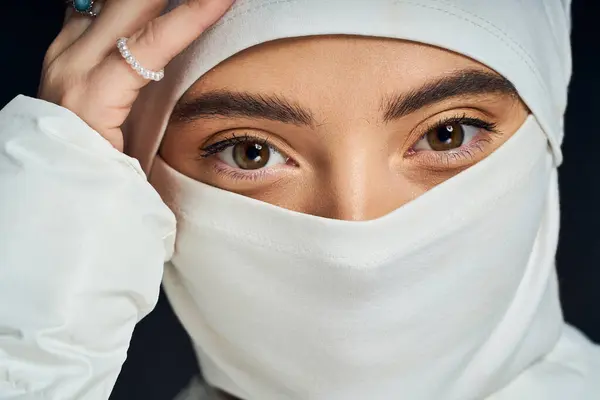 Uma mulher elegante em traje tradicional capta a atenção com seu olhar impressionante cheio de profundidade. — Fotografia de Stock