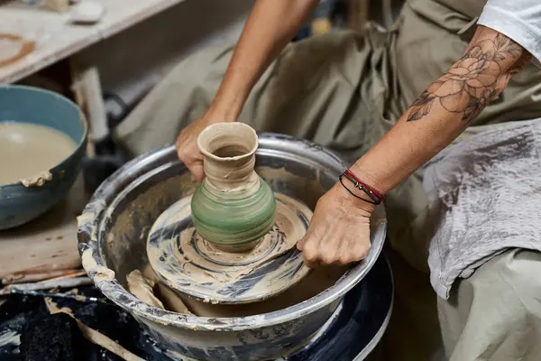 A talented woman focuses on crafting a stunning ceramic vase on a pottery wheel. — Fotografia de Stock