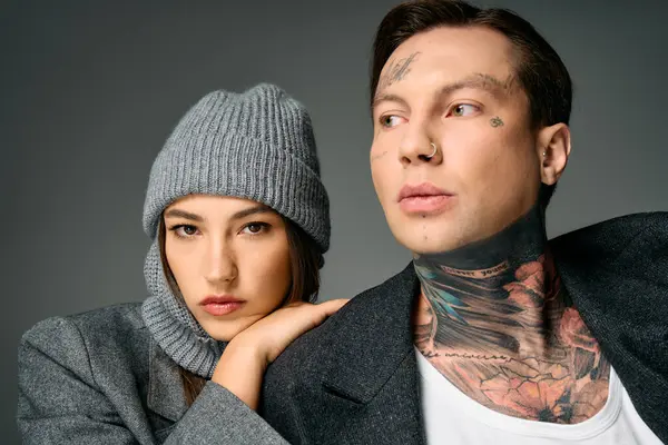 Стильна пара трюків татуювання та модні вбрання в сучасній обстановці. — стокове фото