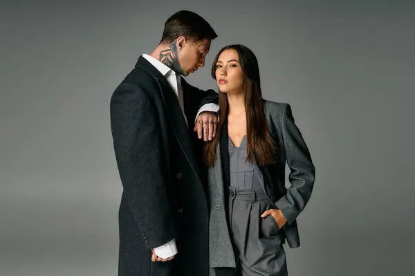 Un elegante giovane paio vestito con abiti sofisticati si distingue da vicino, trasudando eleganza. — Foto stock